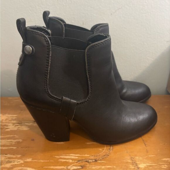 Elegant Black heel Ankle Boots size 7 EUC - Picture 1 of 4